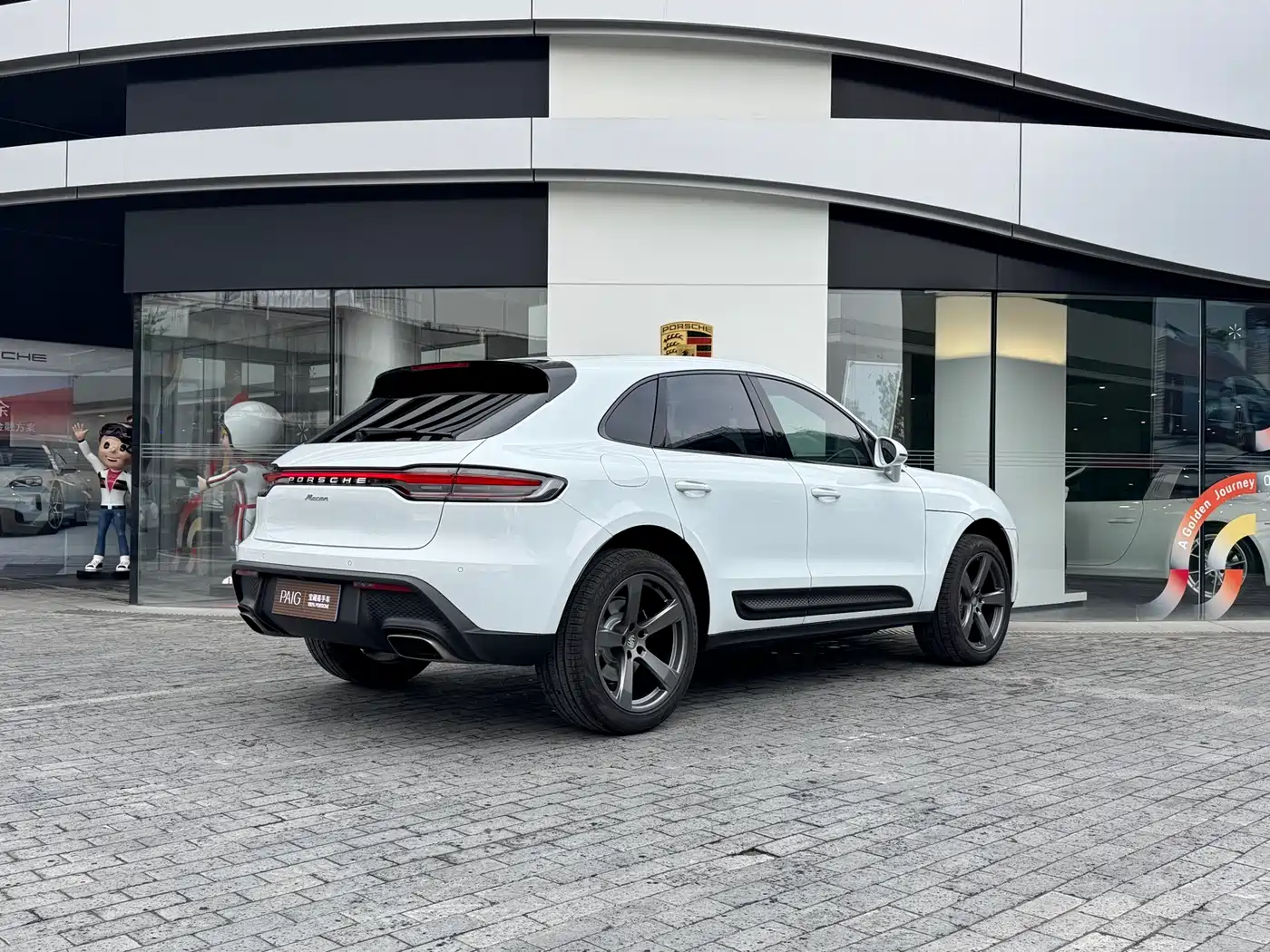 PORSCHE MACAN