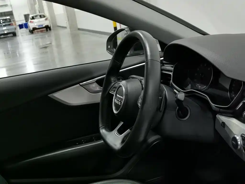 Фото 22 - Audi A4L