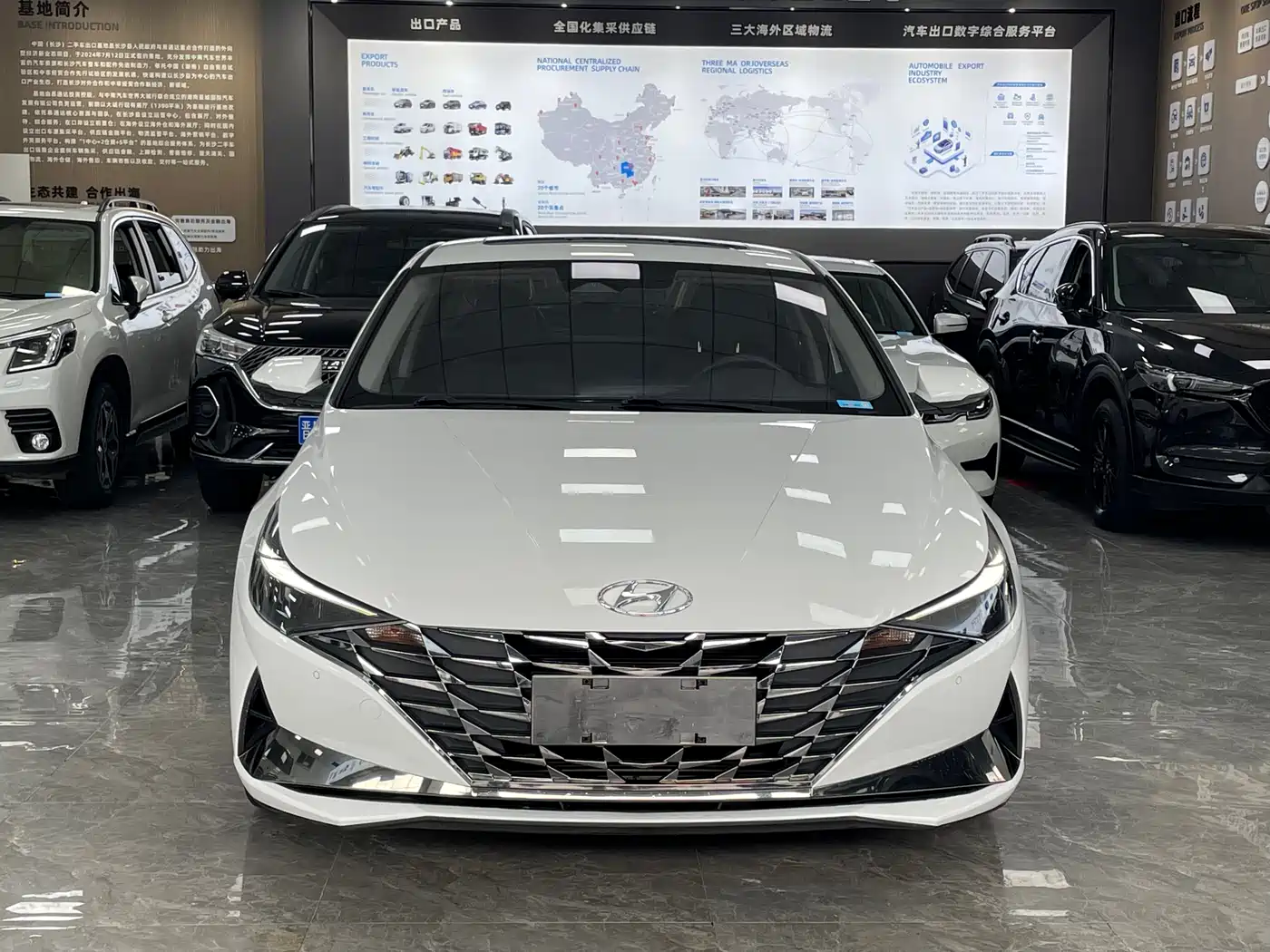 Hyundai Elantra 2022 1.5L CVT LUX Premium Edition фото 2