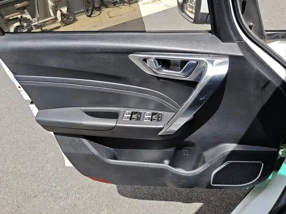 Фото 7 - Geely Vision X3