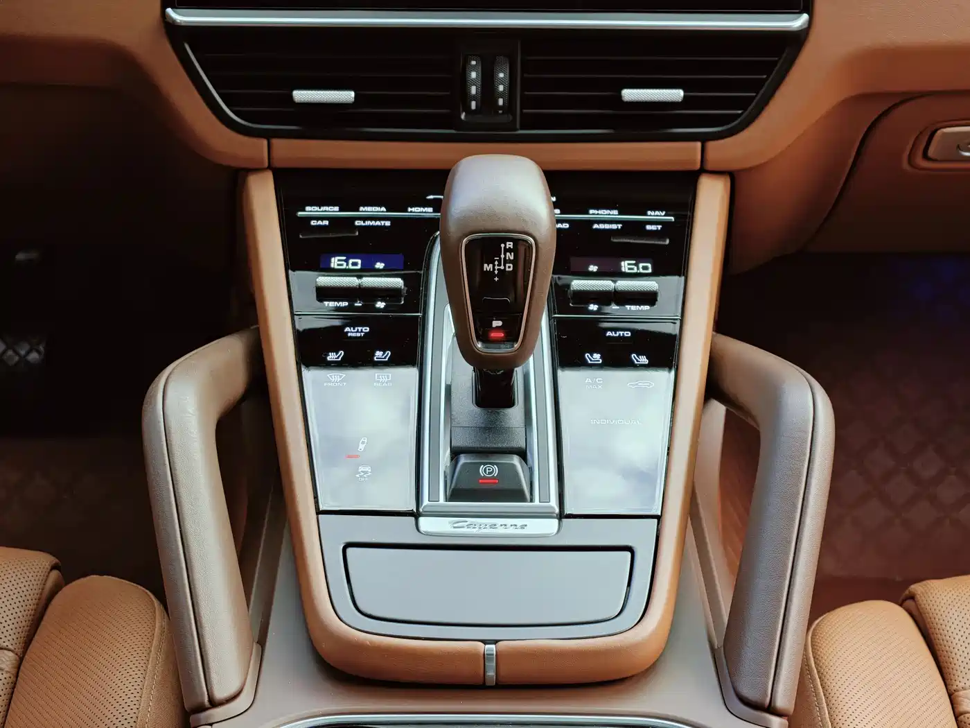 Porsche Cayenne New Energy 2023 Cayenne E-Hybrid 2.0T Platinum Edition фото 12
