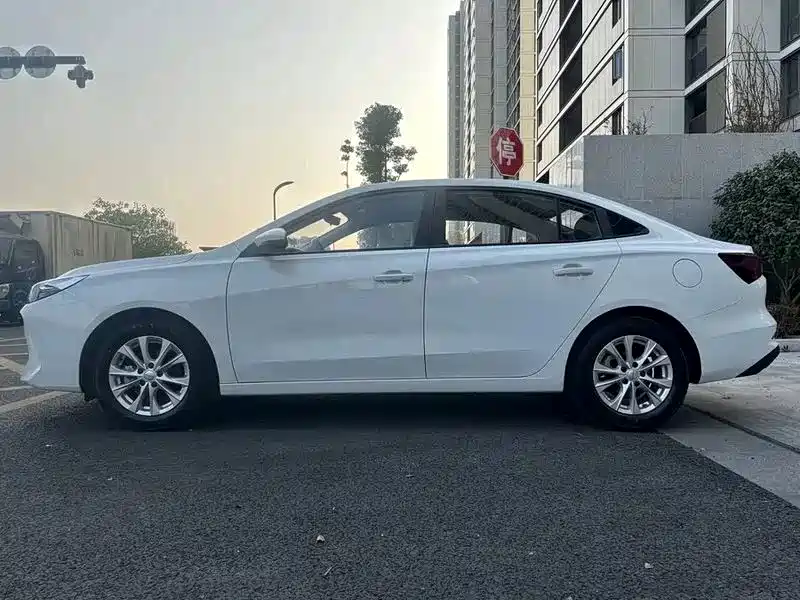 Фото 5 - Roewe i5