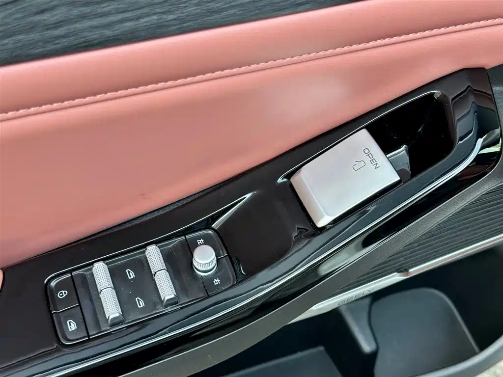 Geely Galaxy Galaxy L6 2025 EM-i 140km Voyage Edition фото 20