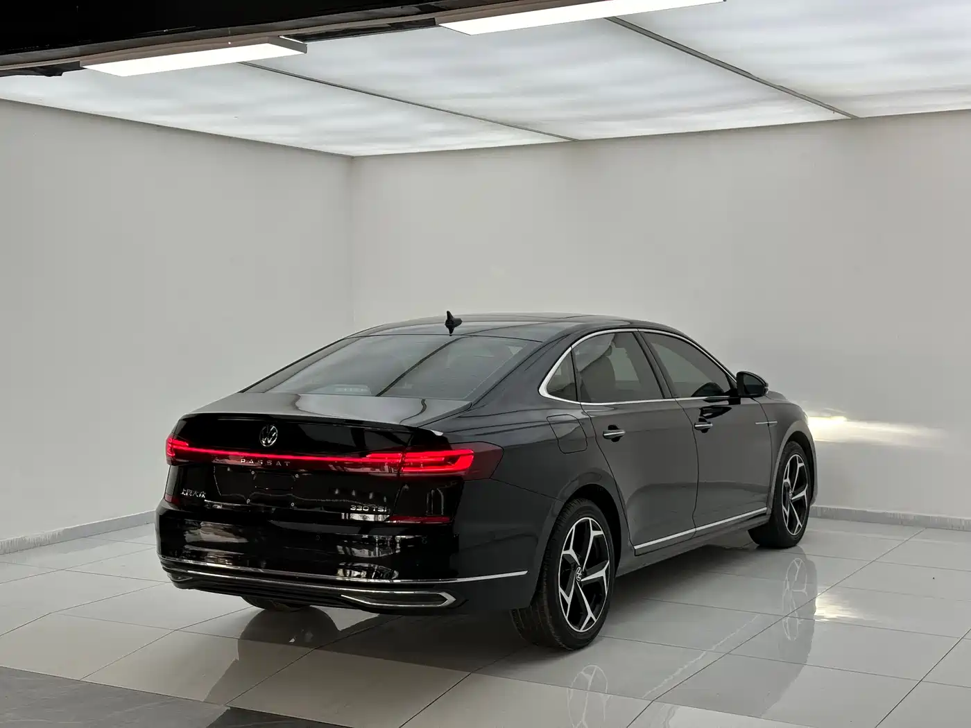 Volkswagen Passat 2023 330TSI Starlight Premium Edition фото 7