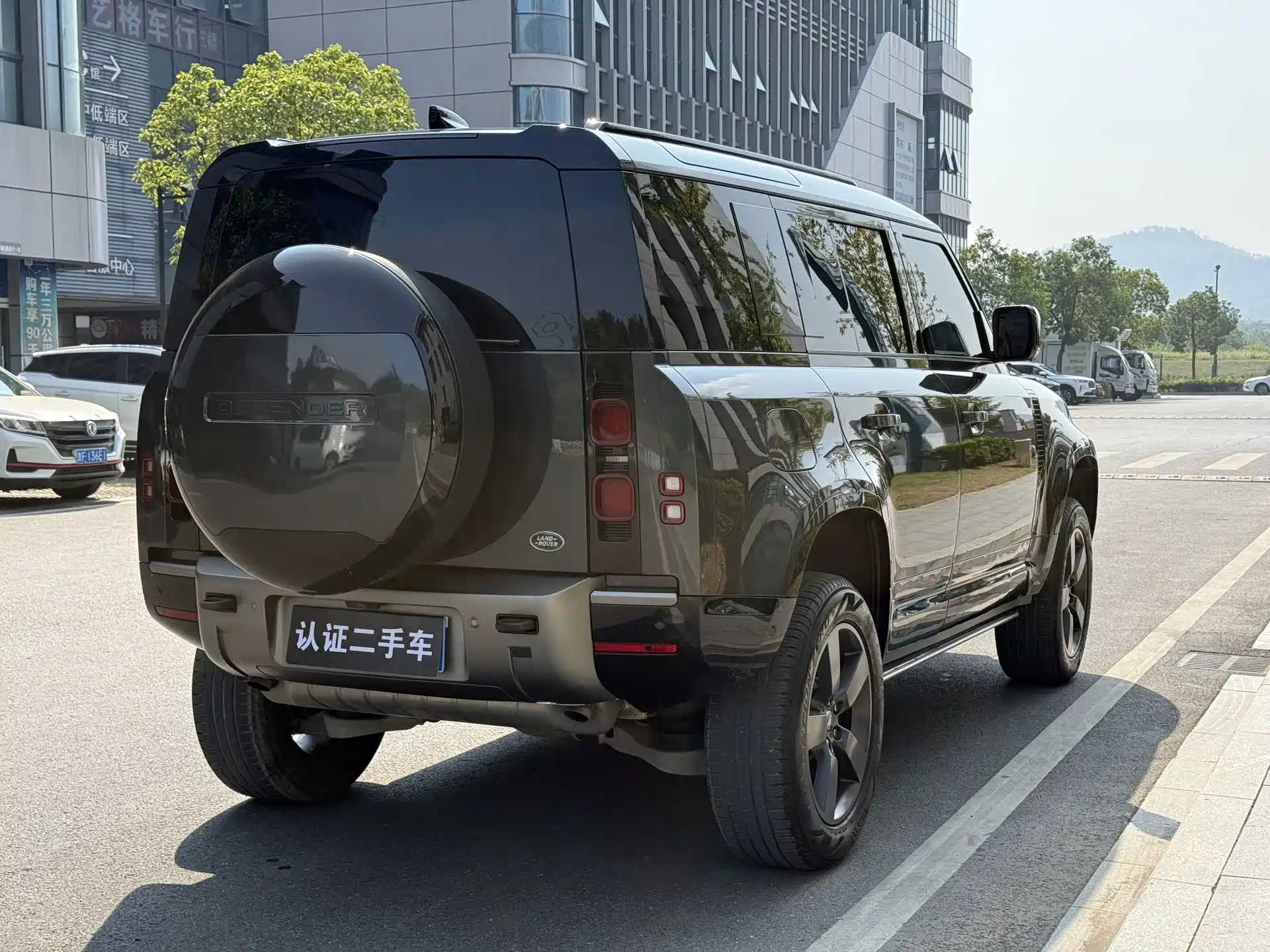 Photo 6 - Land Rover Defender
