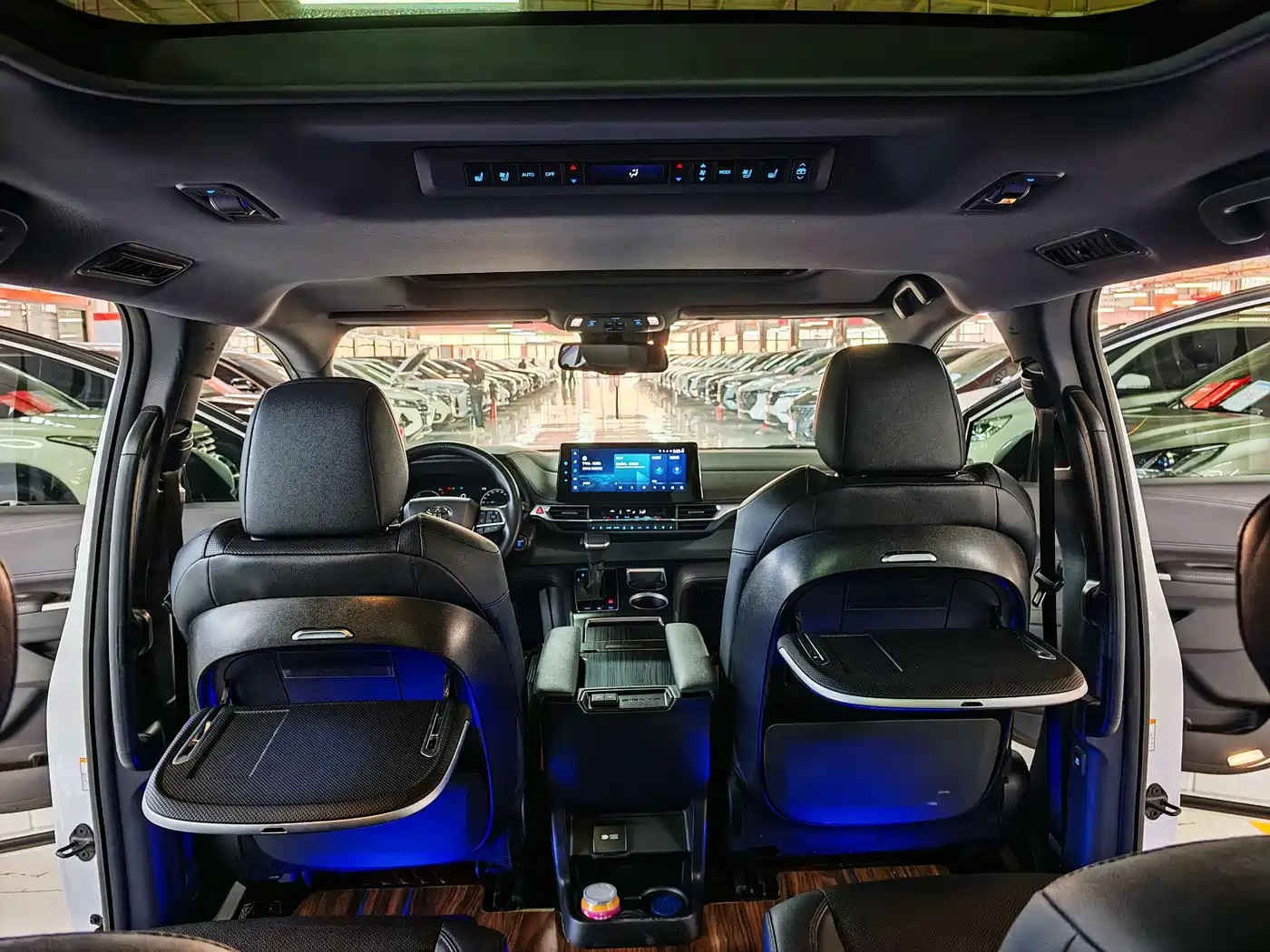 Toyota Sienna 2023 2.5L Hybrid Ultimate Edition фото 5