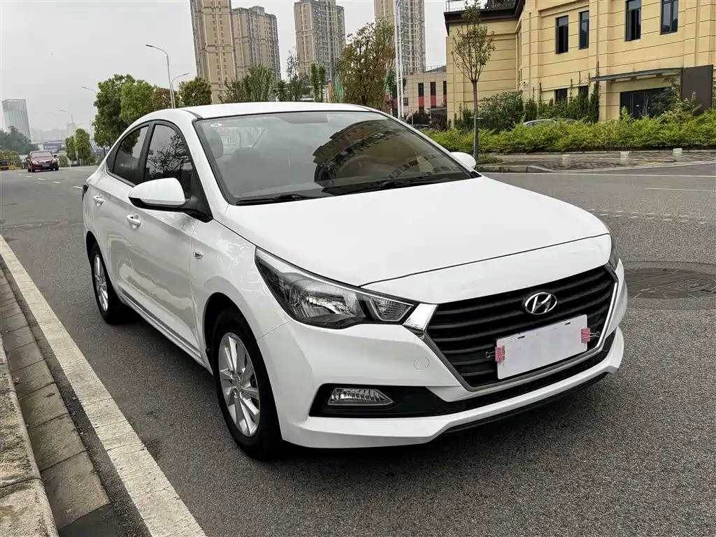 Hyundai Verna 2016 1.4L Automatic Cool Edition GLS фото 3