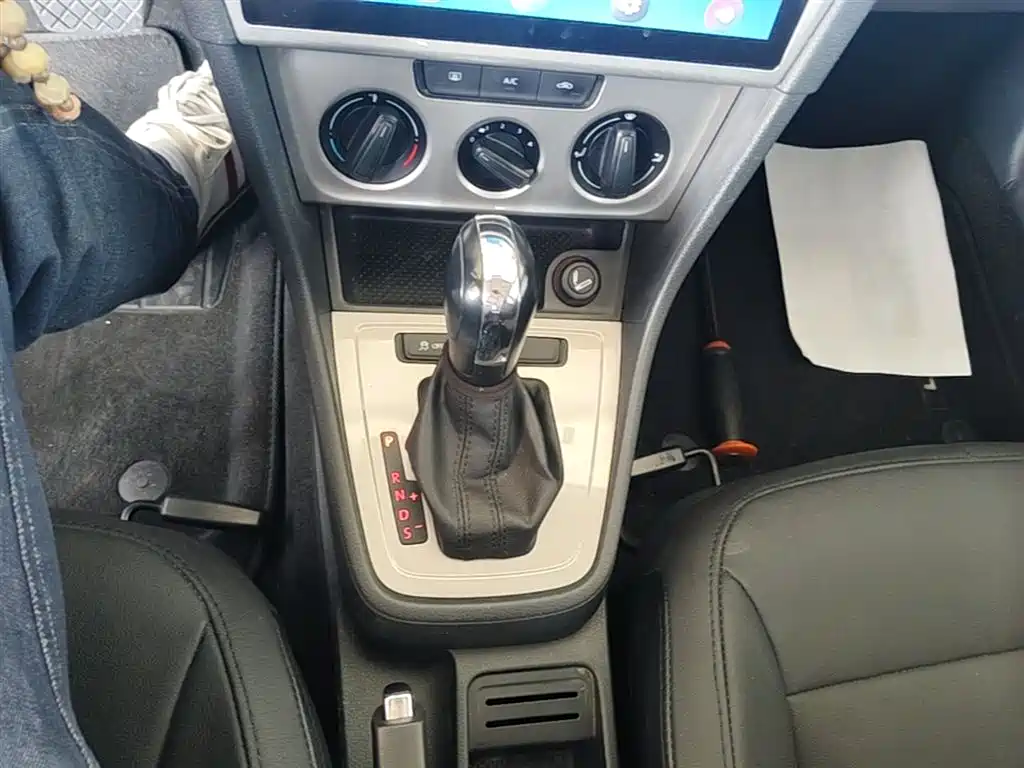 Volkswagen Lavida Tour 2013 1.6L Automatic Trend Style фото 14