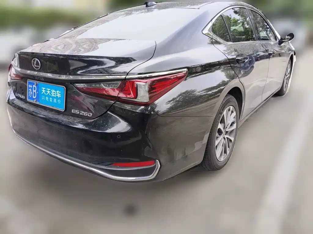 Photo 2 - Lexus ES