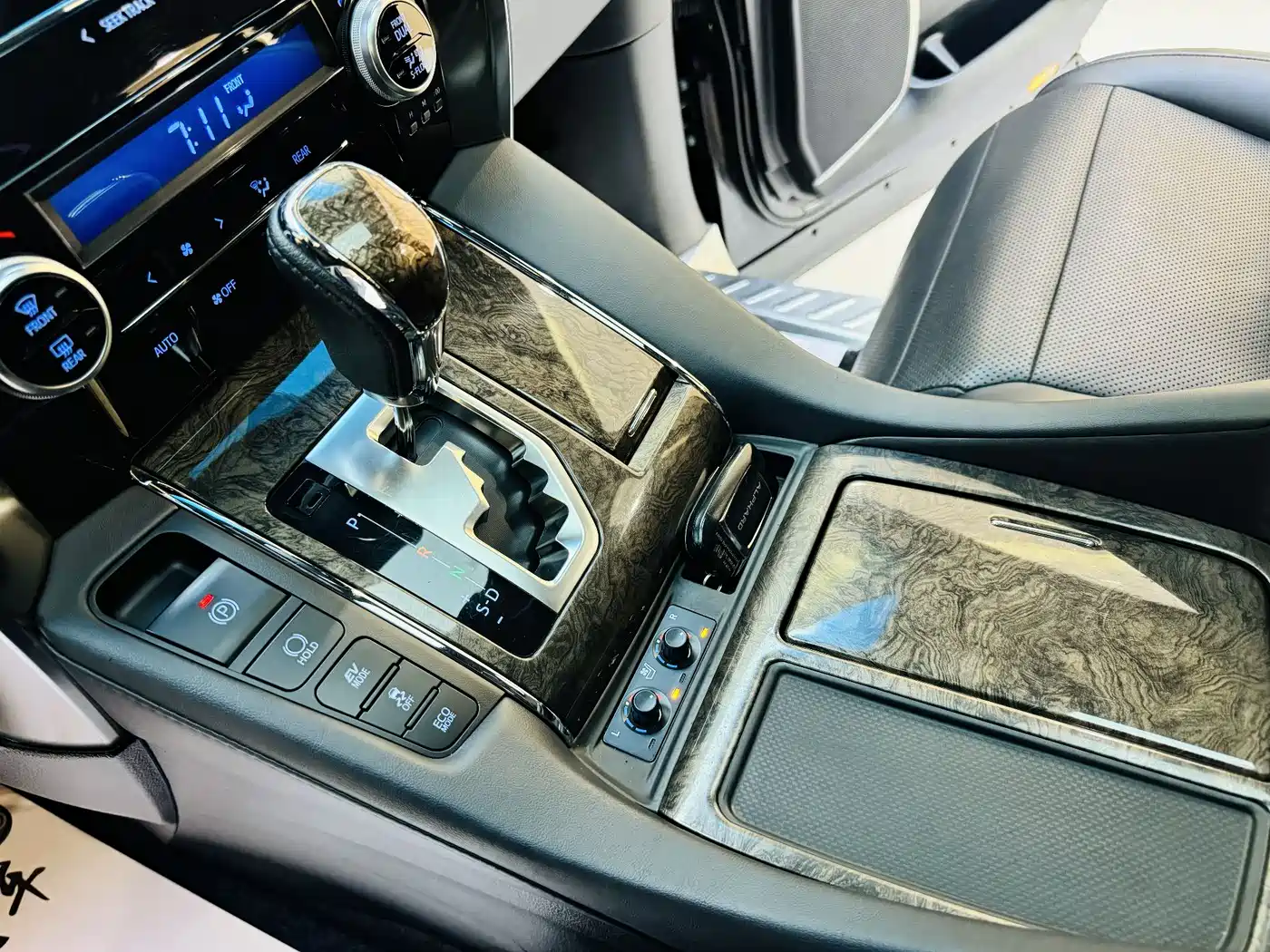 Toyota Alphard 2019 Hybrid 2.5L Premium Edition фото 5