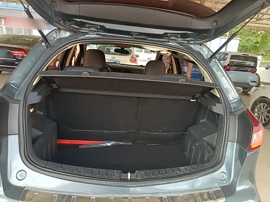 Фото 19 - Geely Vision X3