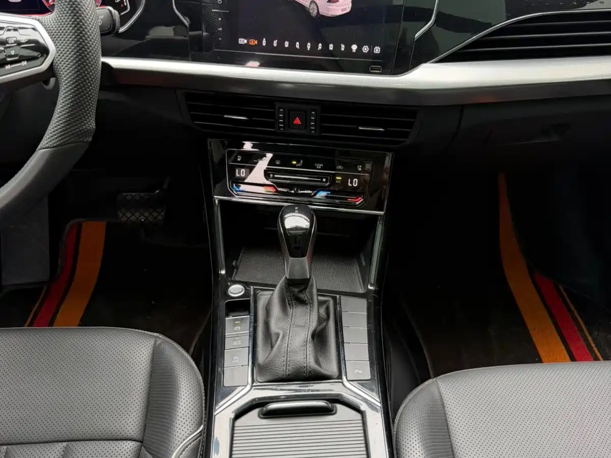 Volkswagen Passat 2024 380TSI Starlight Luxury Edition фото 13