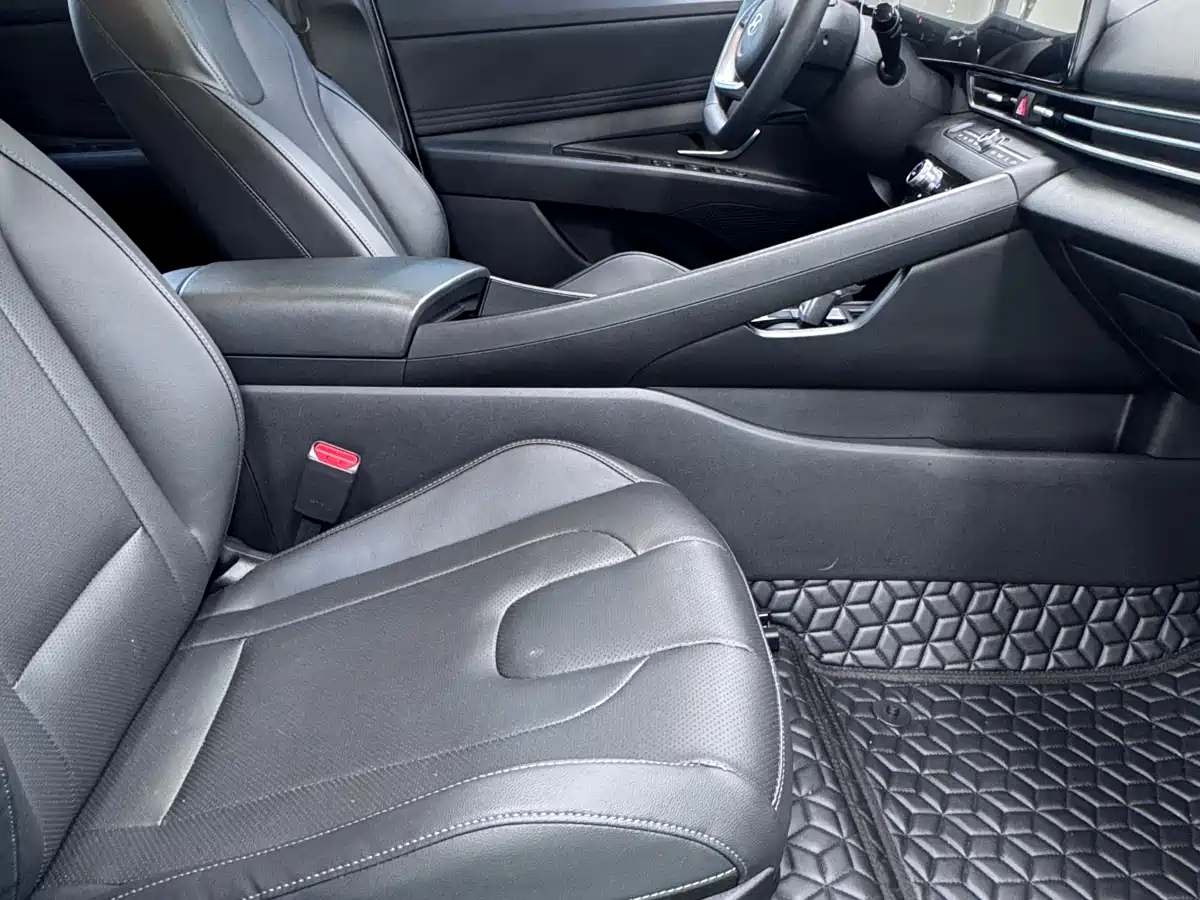 Hyundai Elantra 2023 Model 1.5L CVT LUX Premium Edition фото 9