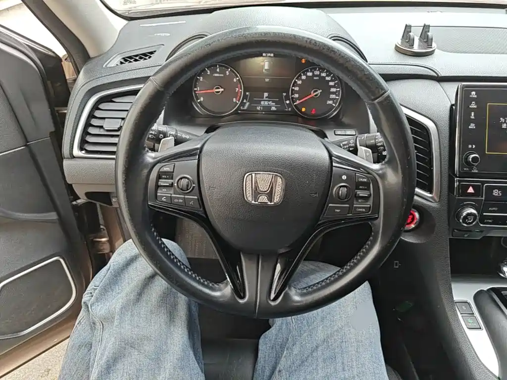 Photo 11 - Honda Avancier