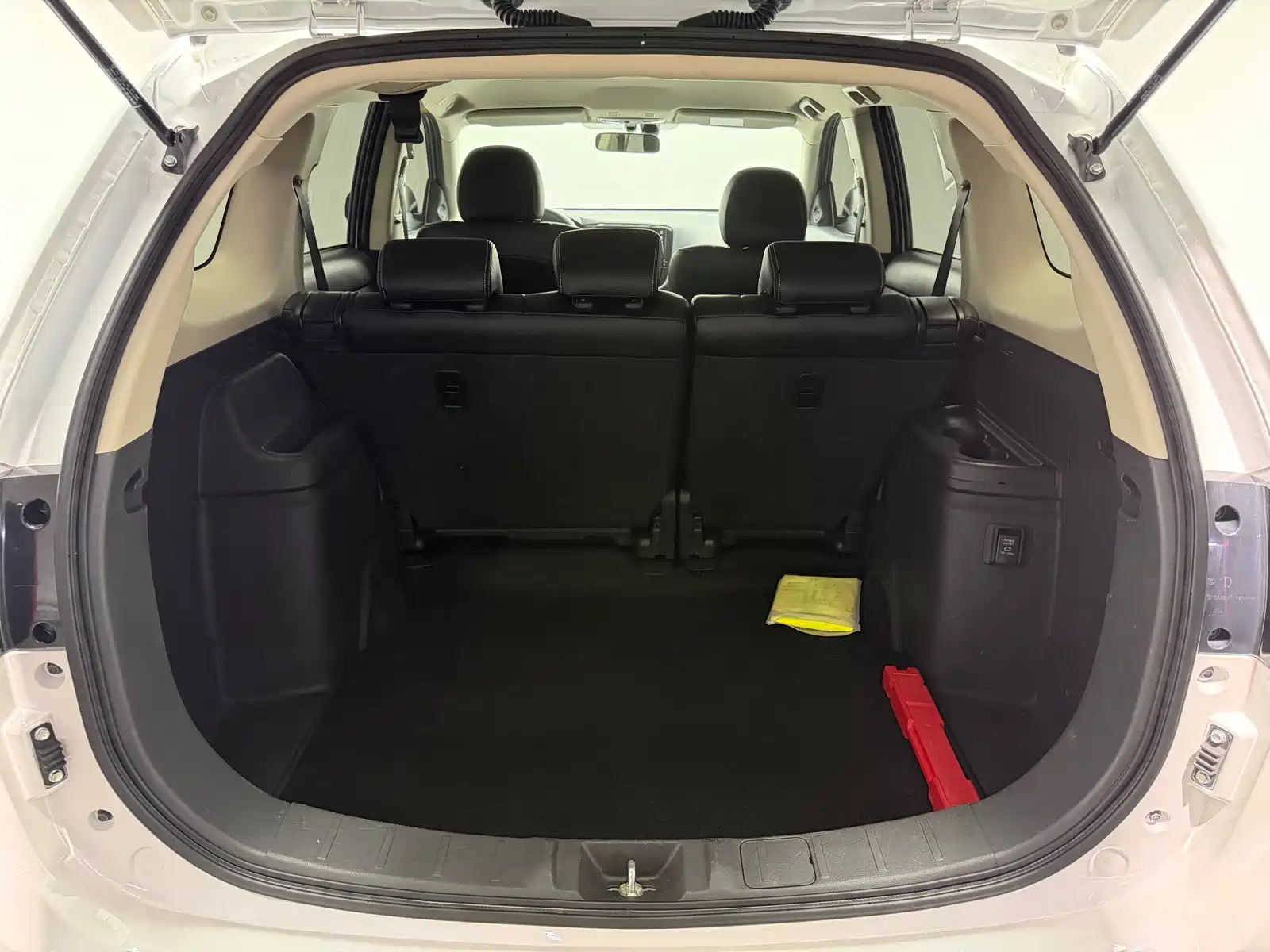 صورة 14 - Mitsubishi Outlander