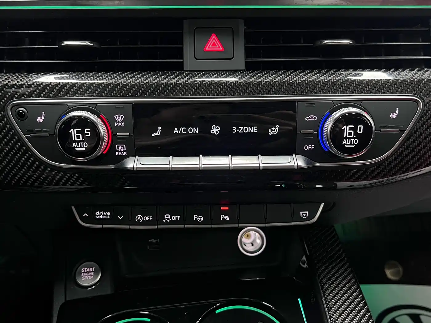 Фото 32 - Audi A4L