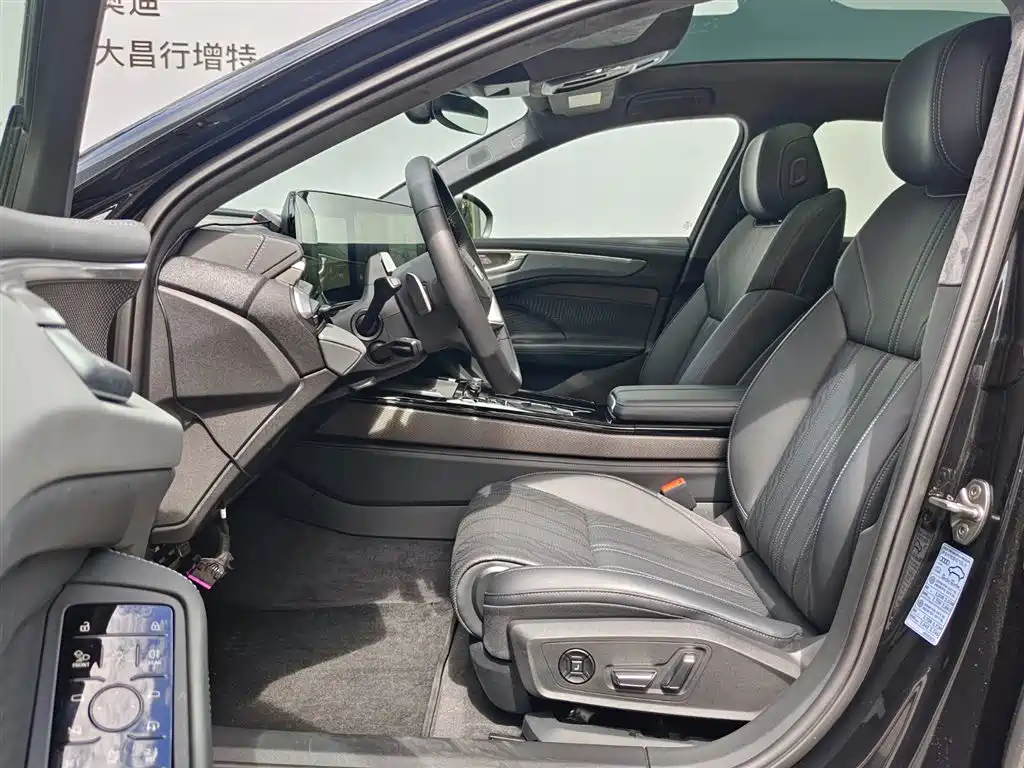 Фото 12 - Audi A6L
