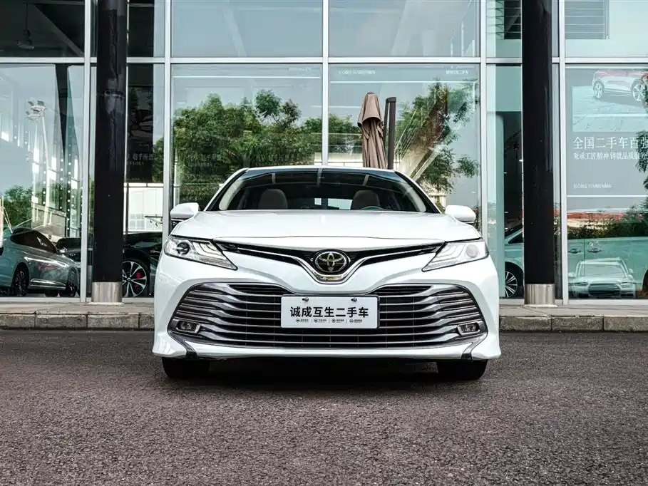 Toyota Camry 2018 2.0G Luxury Edition фото 2