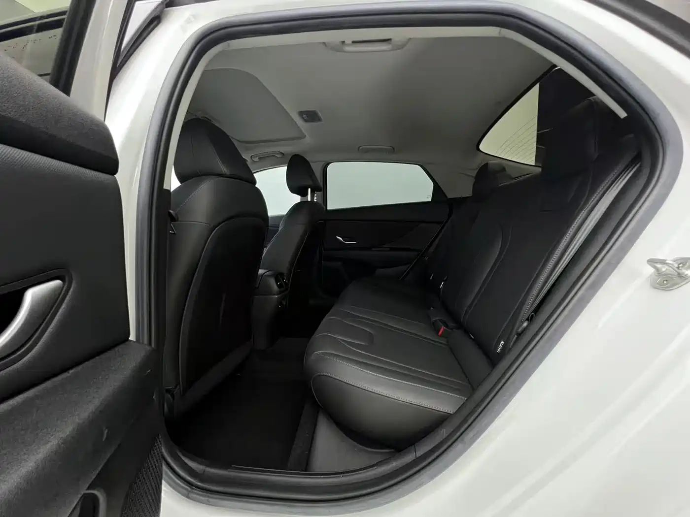 Hyundai Elantra 2021 1.5L CVT LUX Premium Edition фото 14