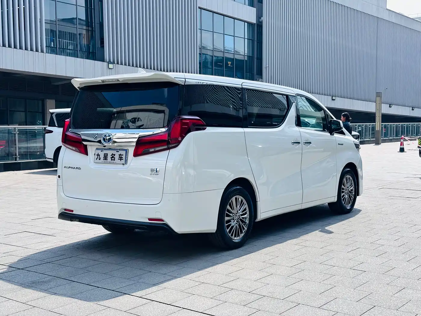 Toyota Alphard 2021 Hybrid 2.5L Luxury фото 4