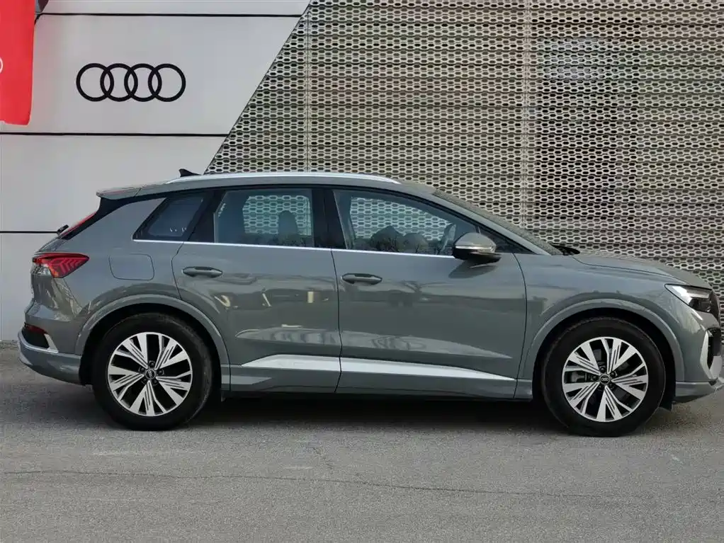 AUDI Q4 E TRON