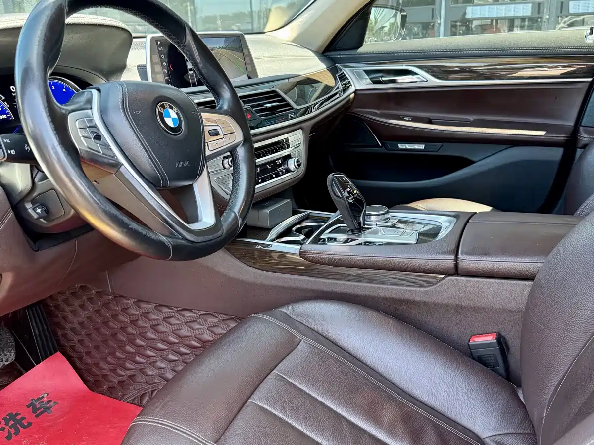 Фото 10 - BMW 7 Series