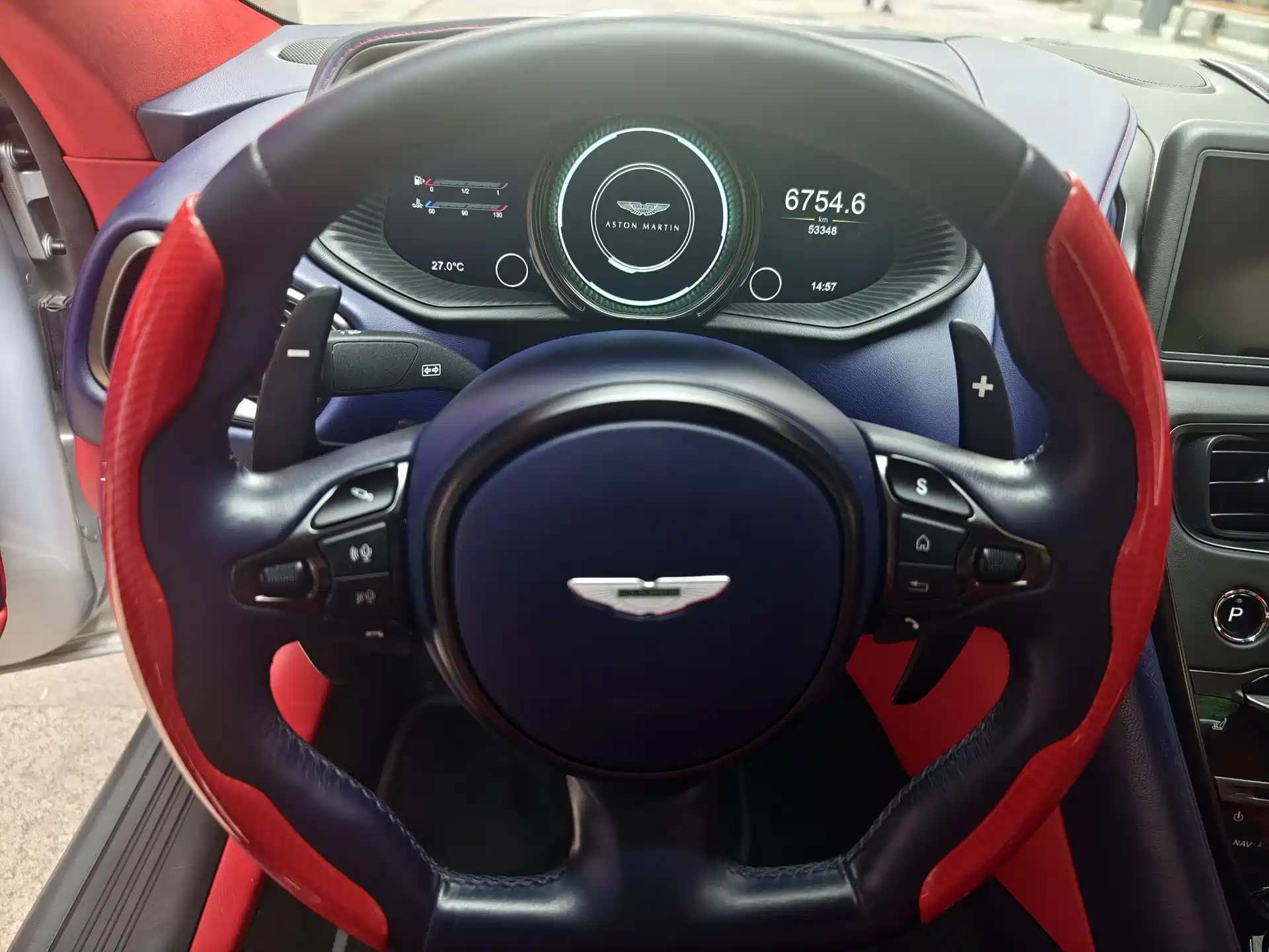 Фото 6 - Aston Martin DB11