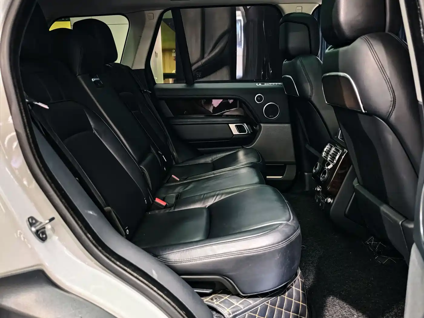 Land Rover Range Rover 2021 3.0 L6 Golden Age Edition фото 16