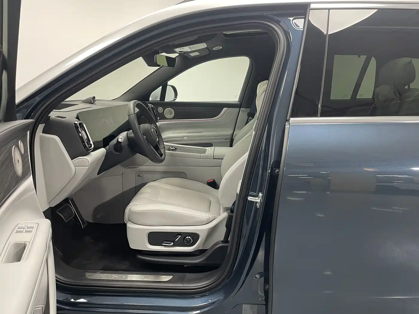 AITO Wenjie AITO M9 2024 Extended Range Ultra 42kWh 6-Seater фото 9