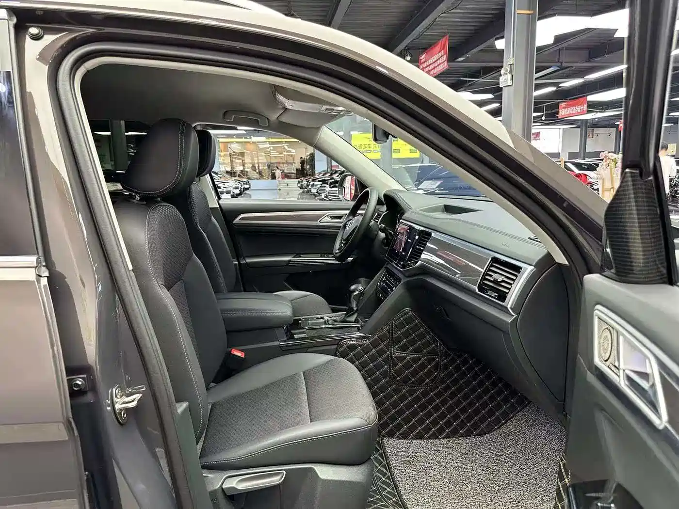 Volkswagen Teramont 2020 330TSI 2WD Comfort China VI фото 6