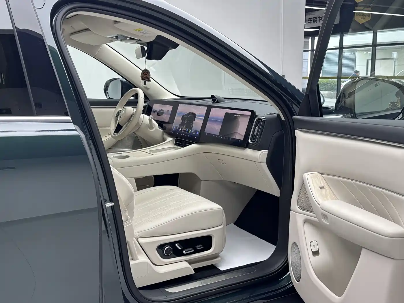 AITO Wenjie AITO M8 2025 Model Extended Range Max+ Edition 53.4kWh 6-Seater фото 13