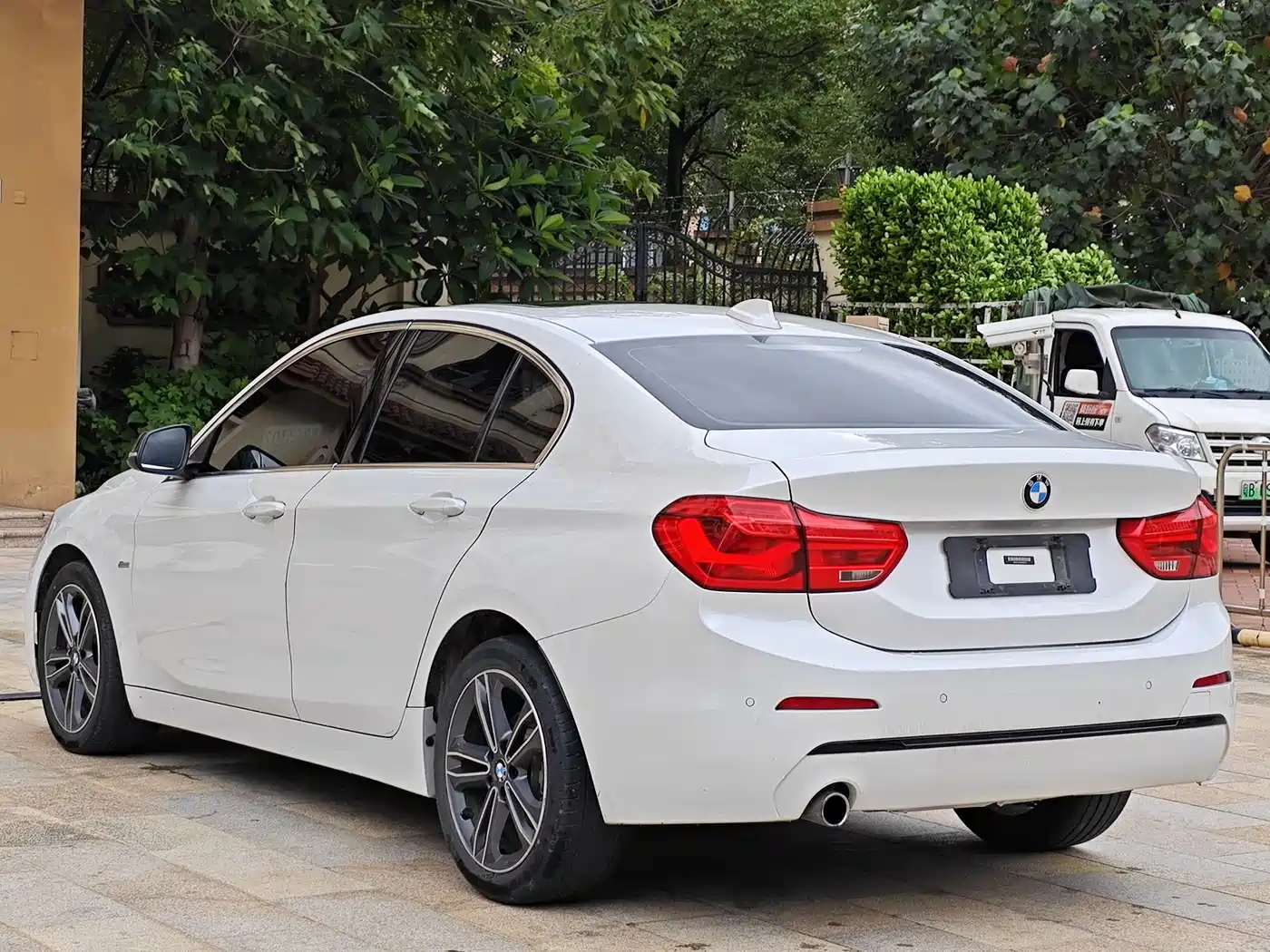 BMW 1 Series 2017 118i Sport фото 6