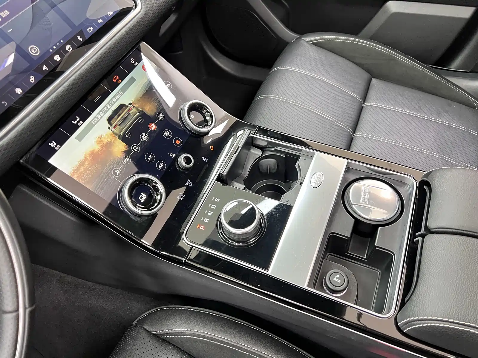 Фото 28 - Land Rover Range Rover Velar
