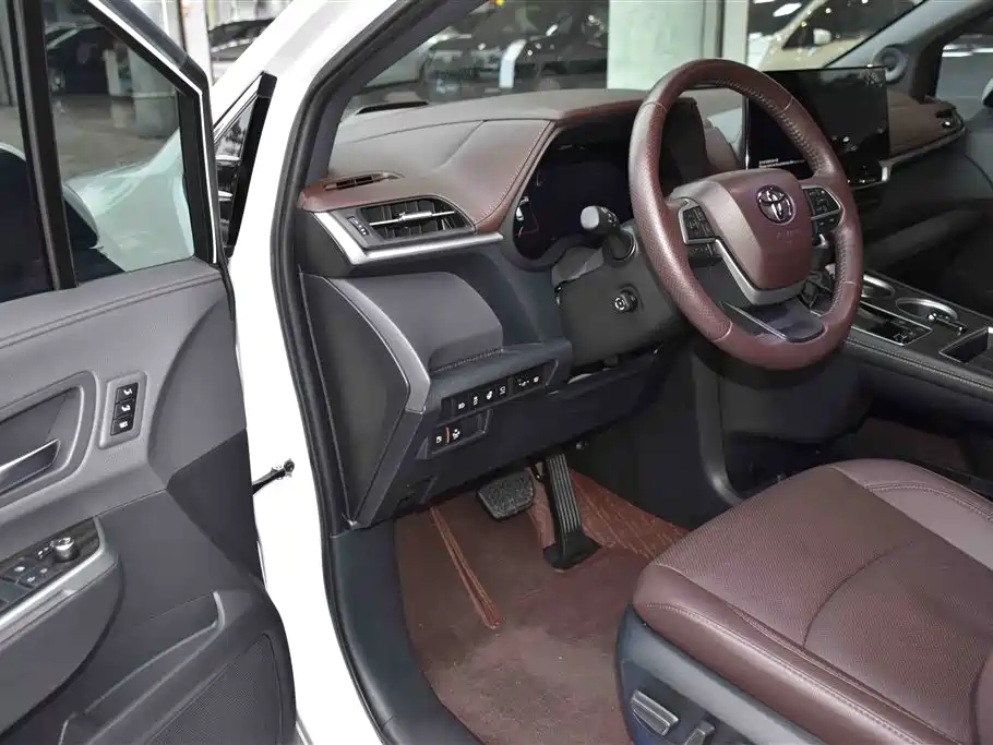 Toyota Sienna 2021 2.5L Hybrid Platinum Edition фото 6