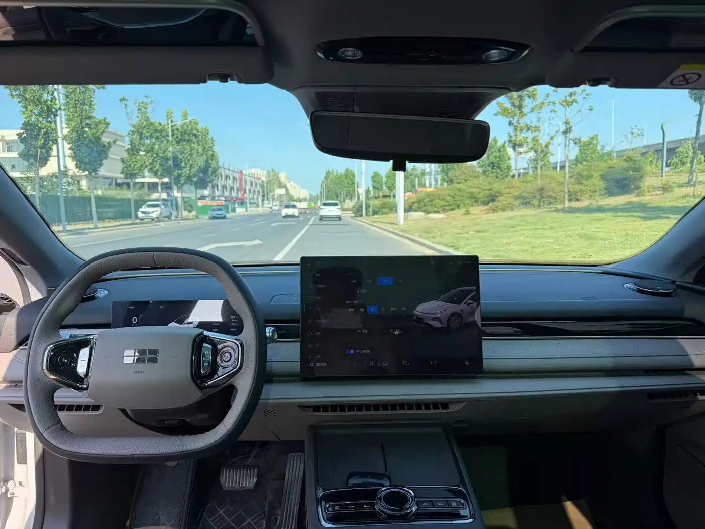 Geely Galaxy Galaxy Xingyao 8 2025 130km EM-i Premium Edition фото 8