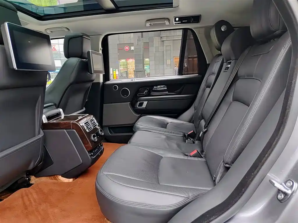 Land Rover Range Rover 2021 3.0 L6 Heritage Extended Classic Edition фото 8