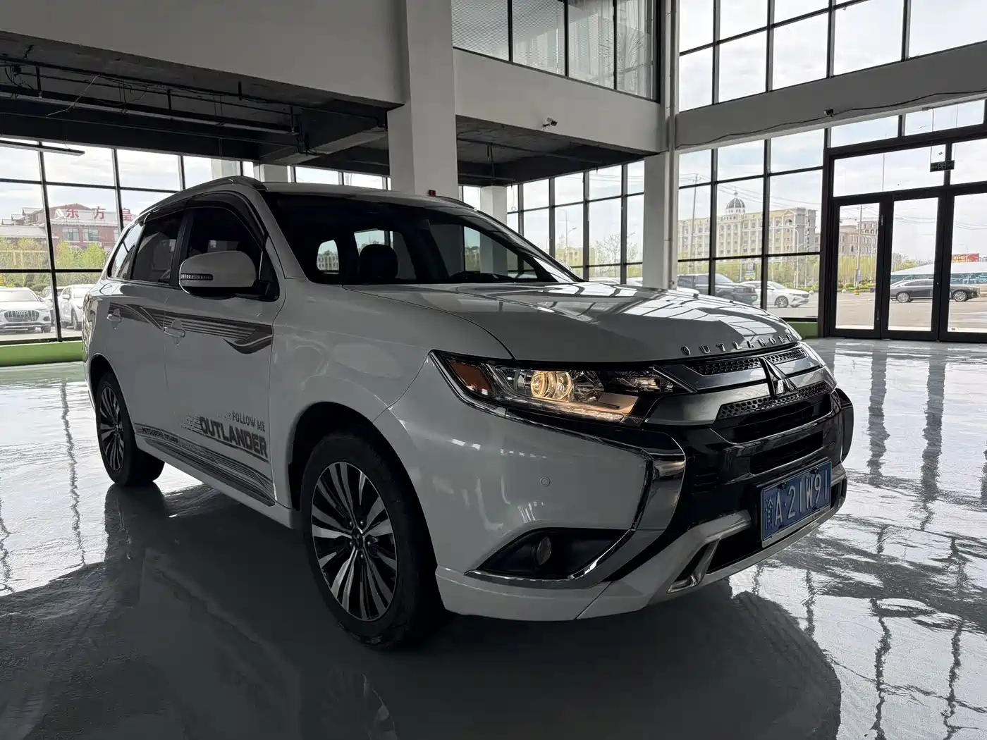 MITSUBISHI OUTLANDER