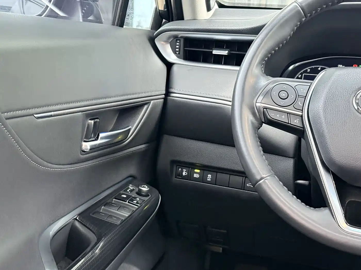 Toyota Venza 2023 2.0L CVT FWD Premium фото 14