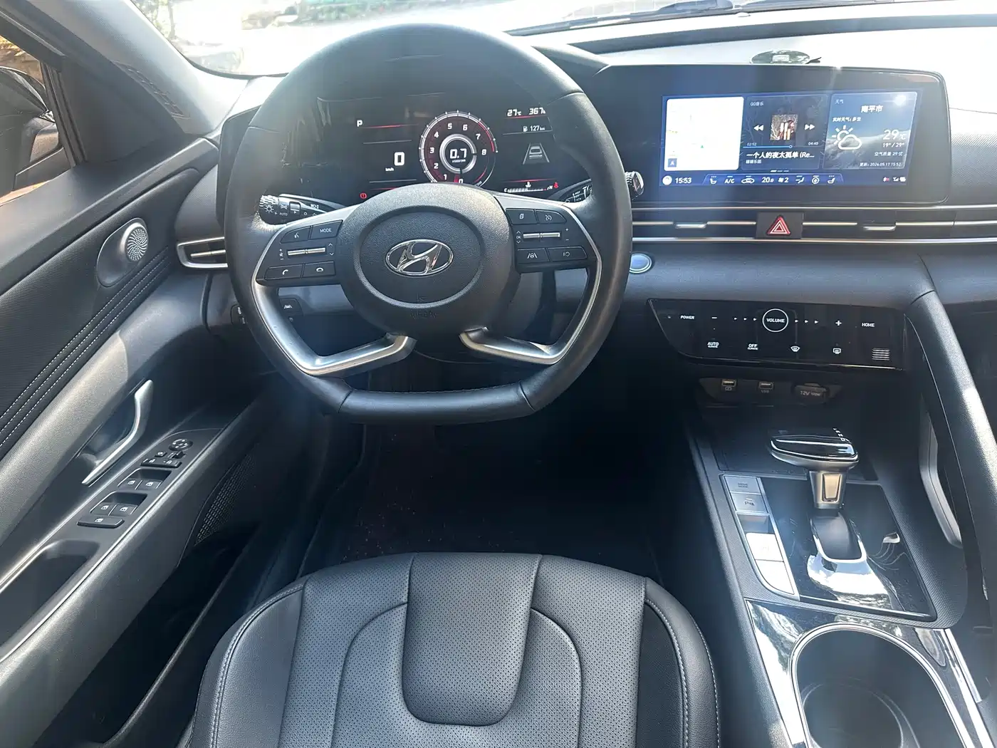 Hyundai Elantra 2022 1.5L CVT LUX Premium Edition фото 5