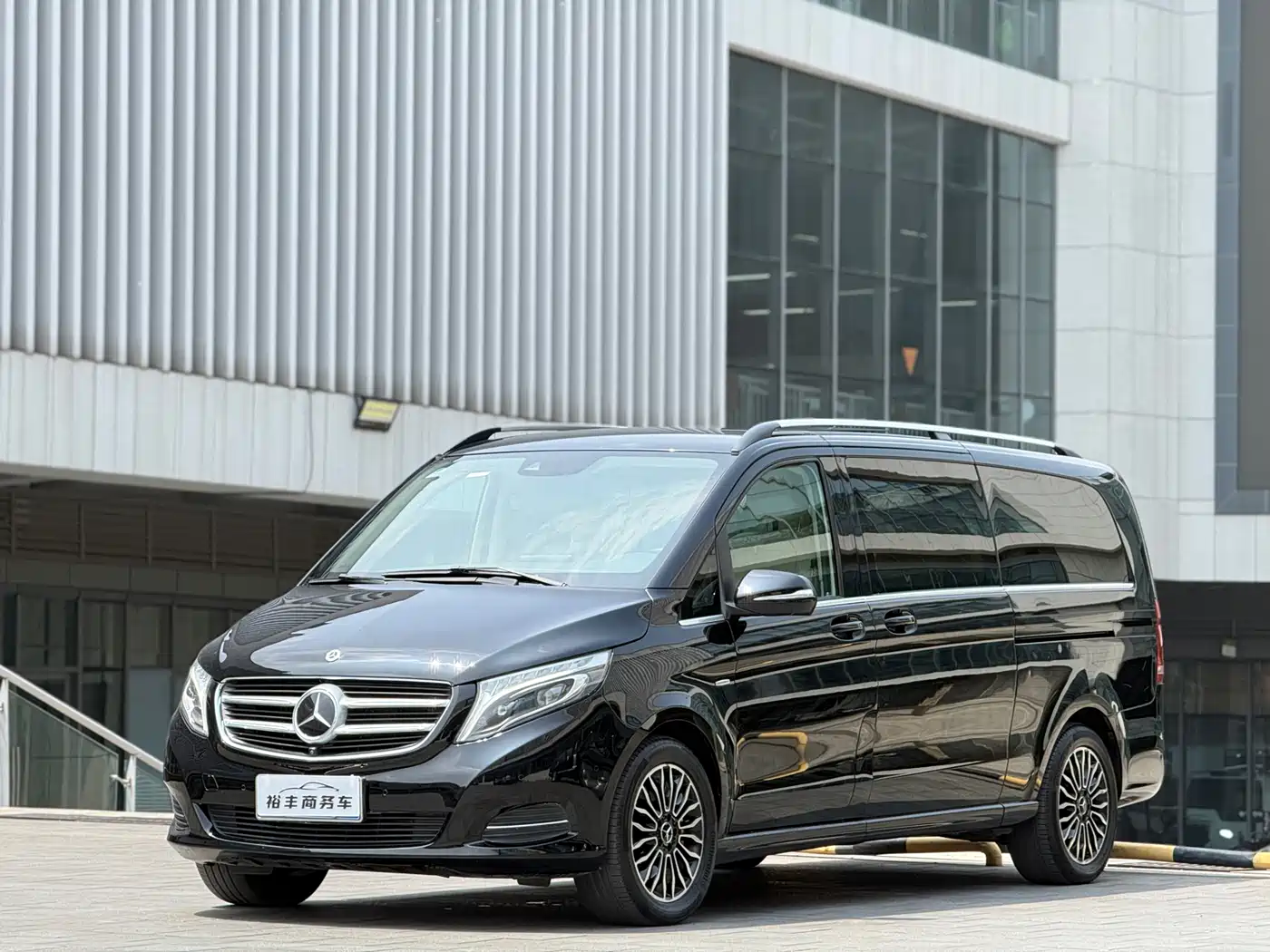 Mercedes-Benz V-Class 2017 Model V 260 L Premium Extended Edition