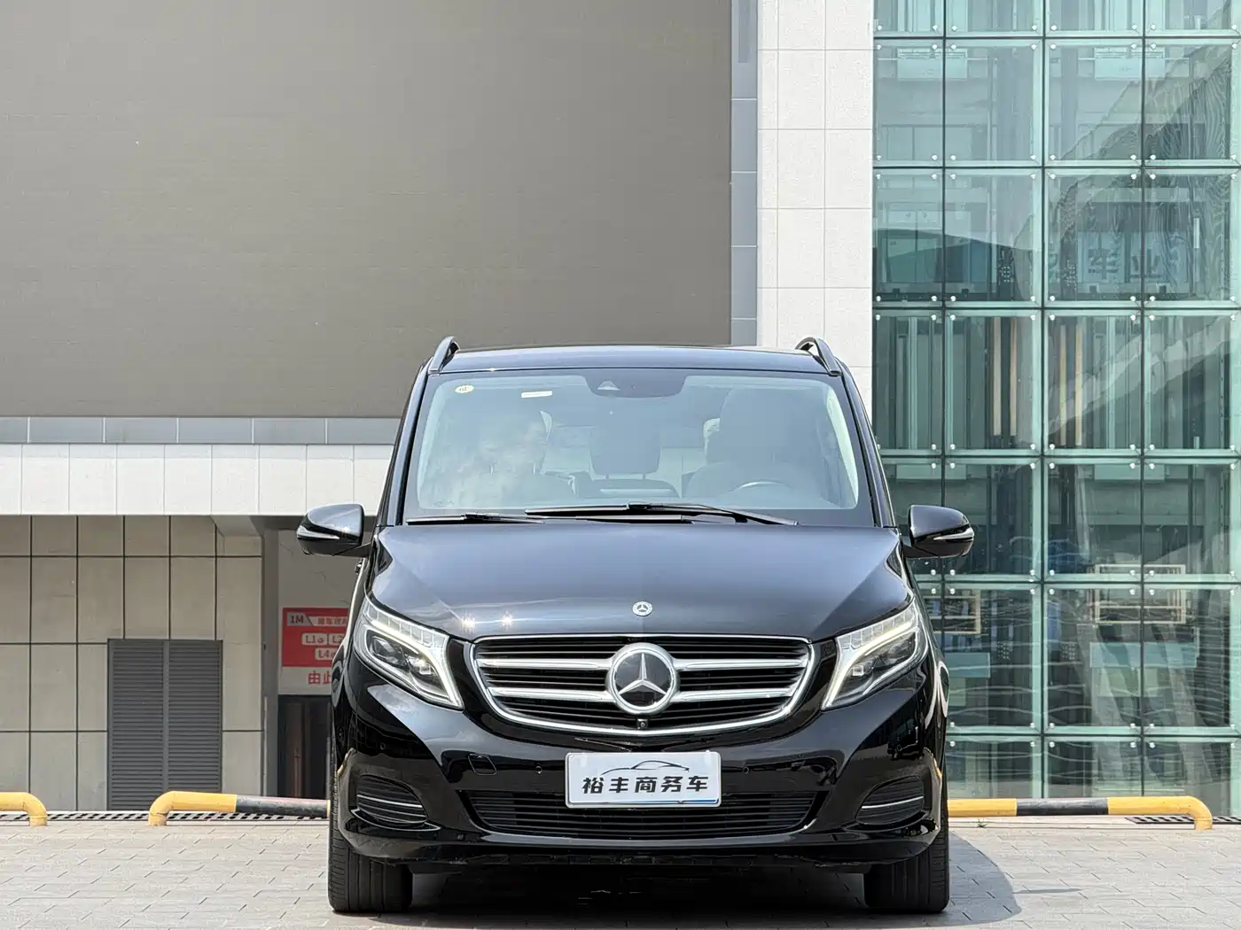 Mercedes-Benz V-Class 2017 Model V 260 L Premium Extended Edition фото 2
