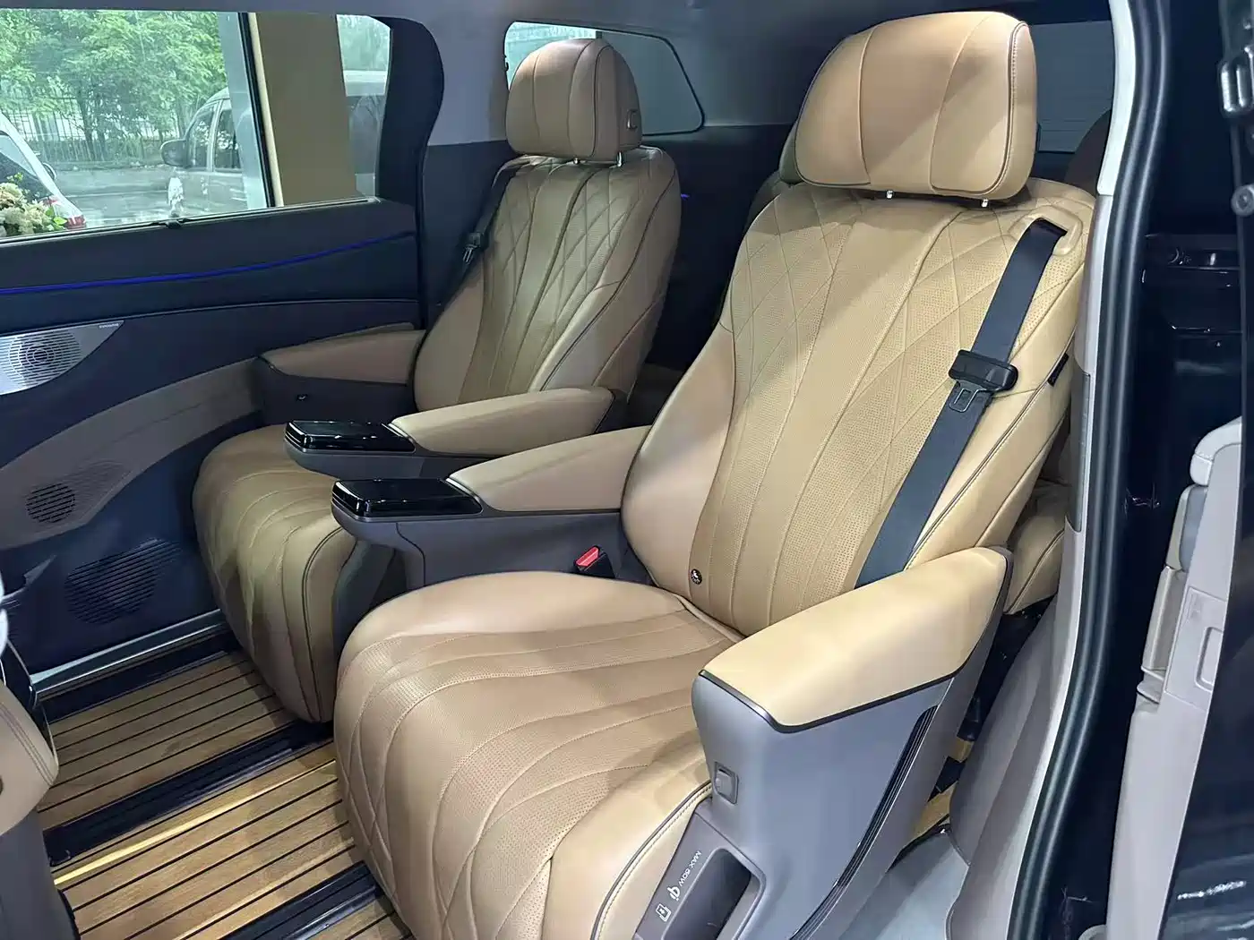 Denza D9 2022 DM-i 970 AWD Flagship фото 10