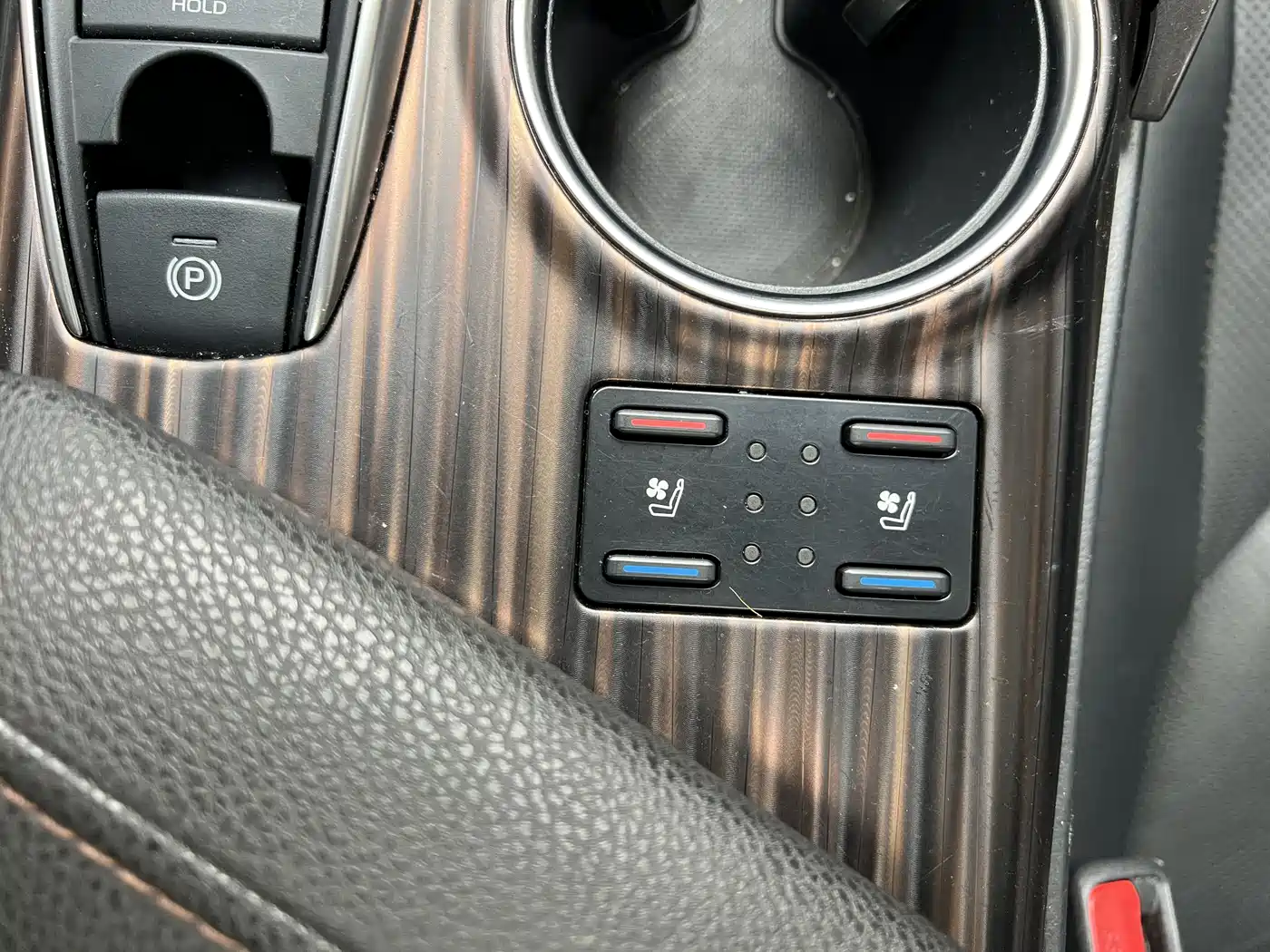 Toyota Camry 2018 2.5Q Flagship Edition фото 13
