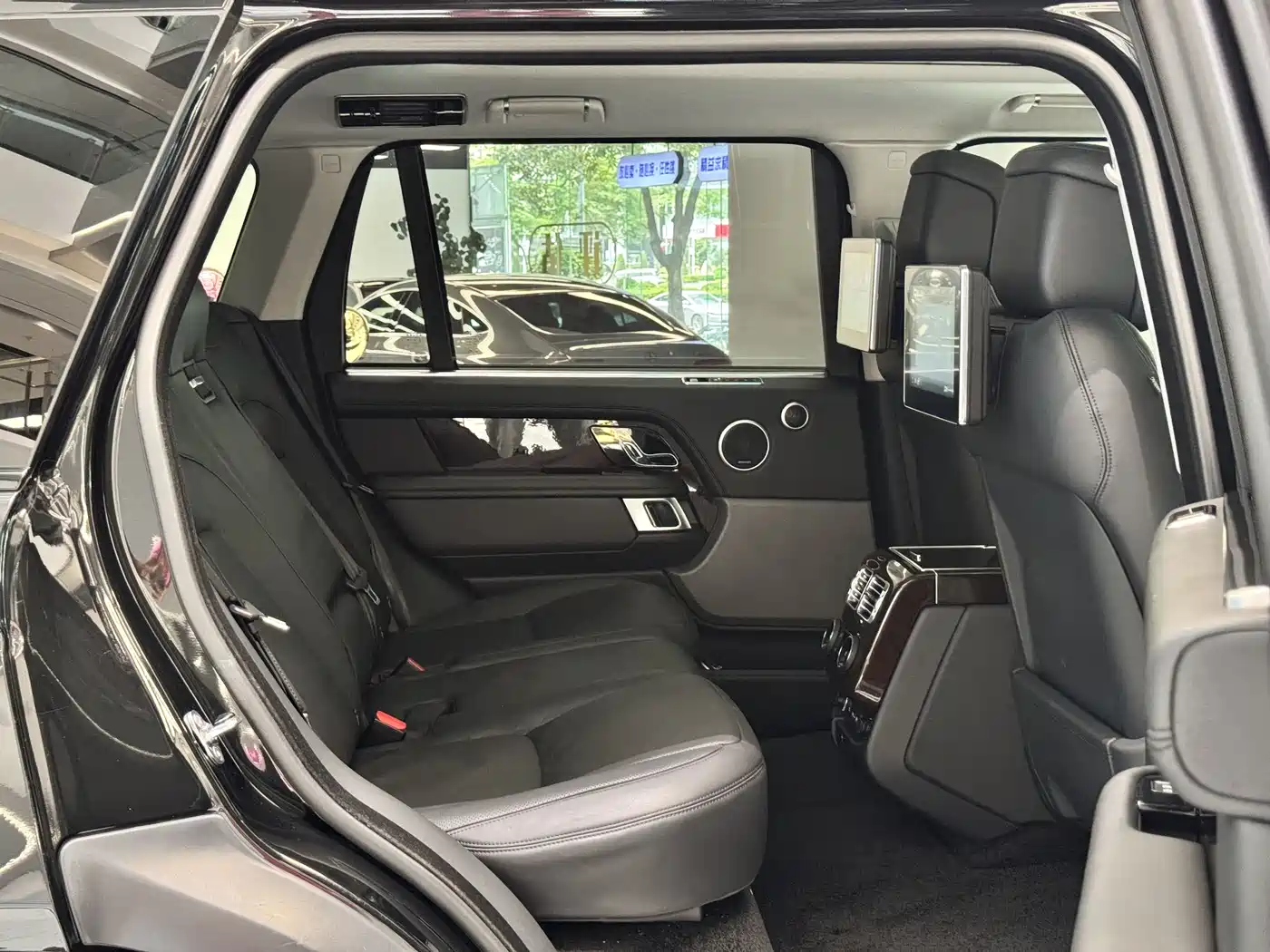Land Rover Range Rover 2021 3.0 L6 Heritage Extended Classic Edition фото 14
