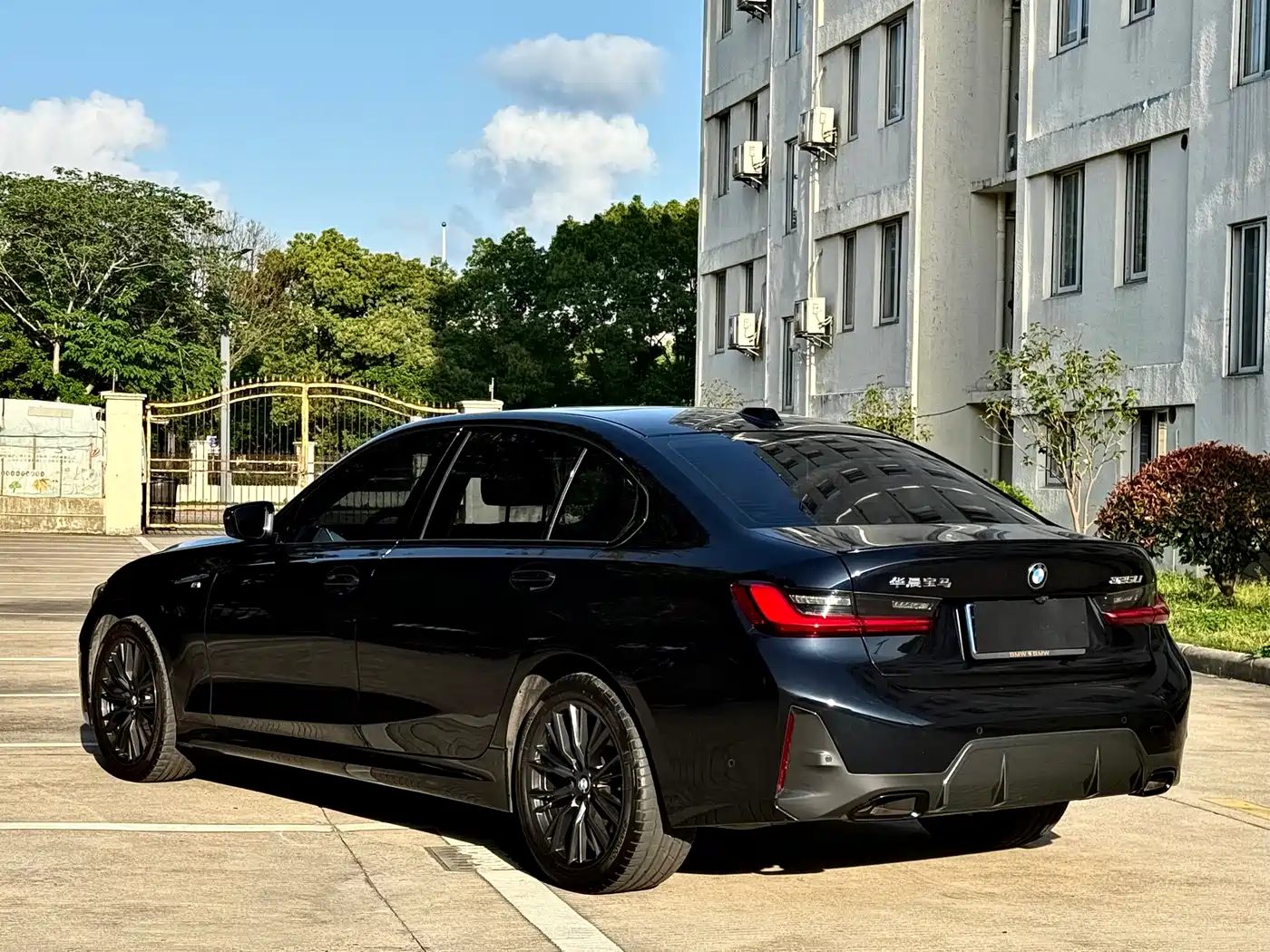 BMW 3 Series 2023 325Li M Sport Black Night Package фото 14