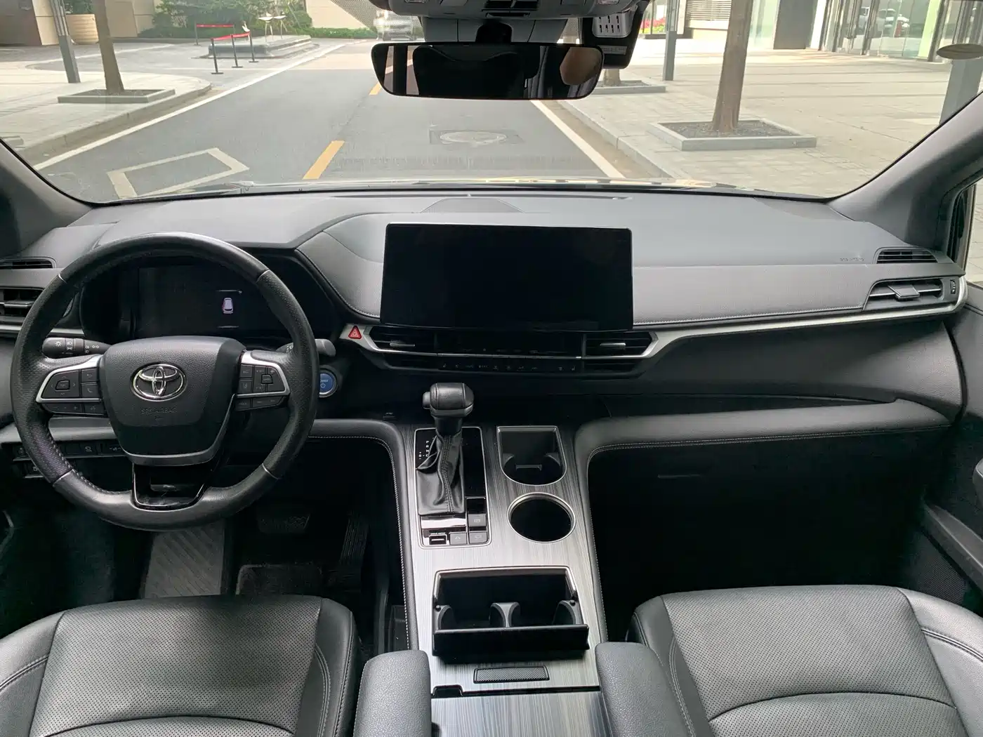 Toyota Sienna 2023 2.5L Hybrid Premium Edition фото 13