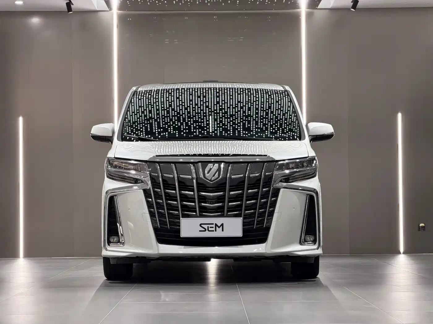 Toyota Vellfire 2021 Crown Hybrid 2.5L HV Luxury Edition фото 2
