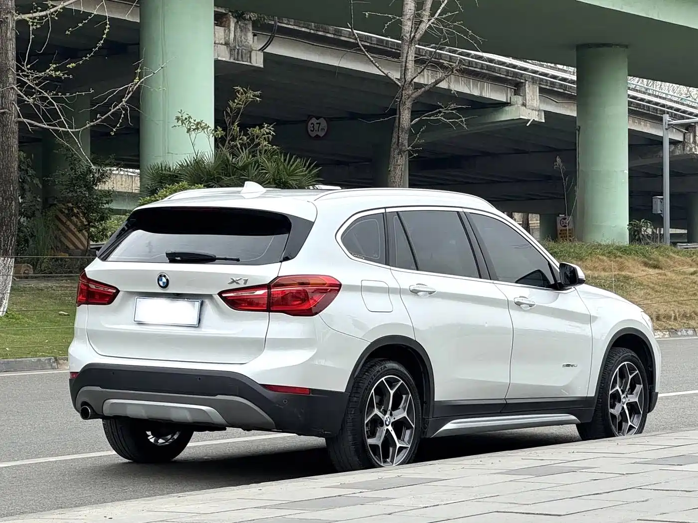 BMW X1 2018 sDrive18Li Premium Model фото 8