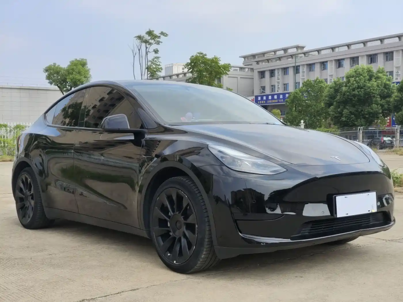 TESLA MODEL Y