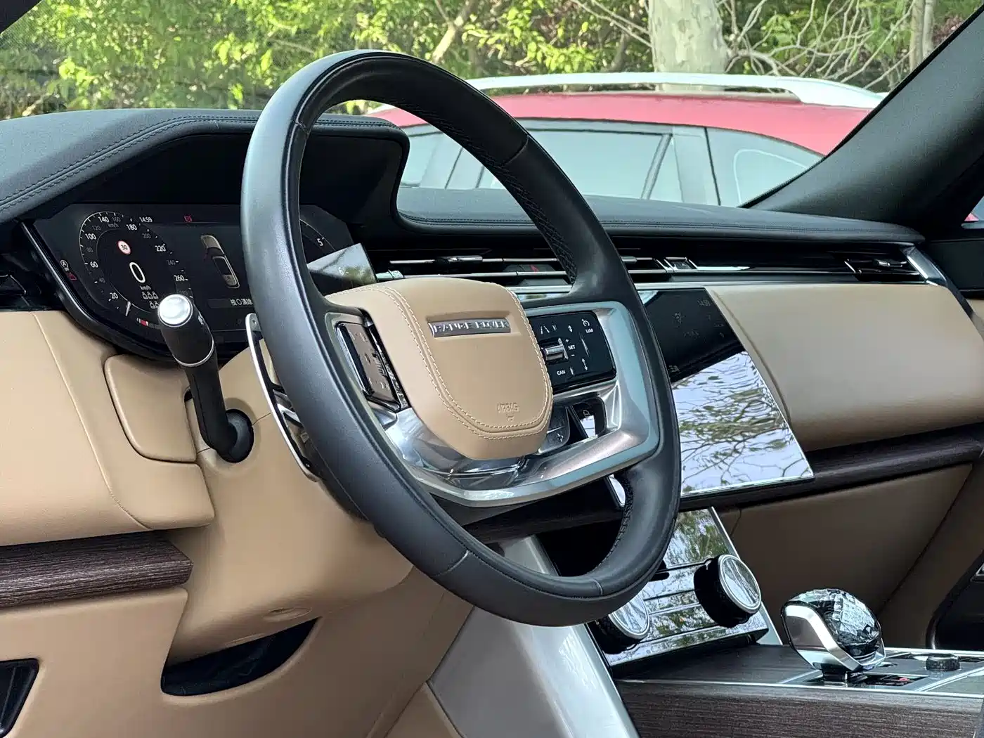 Land Rover Range Rover 2023 3.0 L6 400PS Golden Age 7-Seater Long Wheelbase фото 12